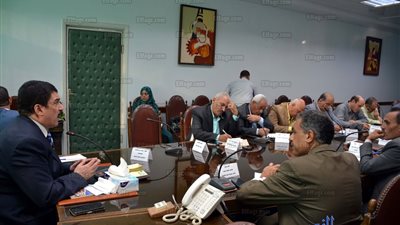 محافظ القليوبية يبحث مع رؤساء المدن تراكمات القمامة والإشغالات وأعمدة الإنارة المائلة (صور)