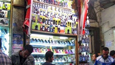 حجز صاحب محل لحيازته كميات من إكسسوارات الهواتف المحمولة داخل مخزن بعابدين