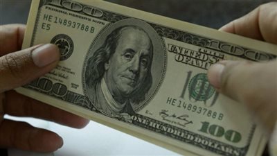 ننشر تحركات العملة الأمريكية في البنوك خلال منتصف التعاملات