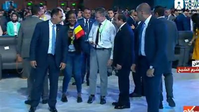 السيسي يلبي طلب شاب ويلتقط معه صورة 