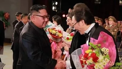 زعيم كوريا الشمالية يحضر عرضا فنيا مشتركا مع الصين