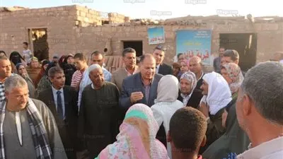 محافظ الفيوم يستمع لأراء ومقترحات أهالى قرية بيهمو في صناعة الحرف اليدوية (صور)