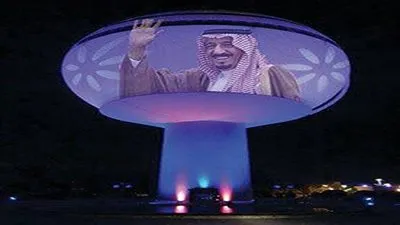 سبق- السعودية| صورة خادم الحرمين تزين برج بريدة التاريخي