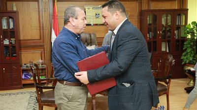 محافظ كفرالشيخ  يبحث استعدادات المحافظة لمبادرة القضاء على فيروس 