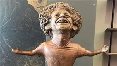 نحاتة تمثال محمد صلاح ترد على الانتقادات (صور)