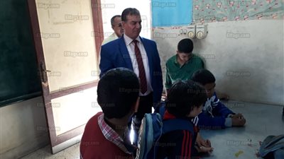 وكيل تعليم الفيوم يتفقد المدارس.. ويشيد بانتظام الدراسة (صور) 