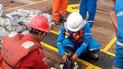 مسؤول إندونيسي يكشف تفاصيل خطيرة عن صندوق الطائرة المنكوبة