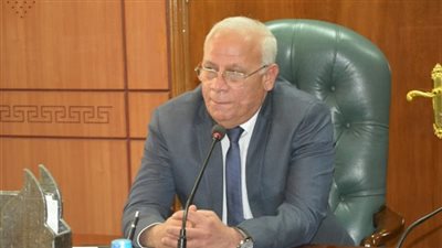 محافظ بورسعيد ينجح في إنهاء أزمة الضرائب للنادي المصري 