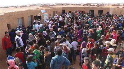 فرق الهلال الأحمر السوري تبدأ تلقيح أطفال مخيم 