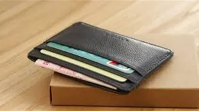 فيديو صادم.. هذا ما فعلته امرأة لحظة سقوط محفظة نقود من آخرى!