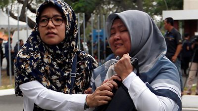 أقارب ضحايا الطائرة الإندونيسية يبحرون إلى موقع تحطمها