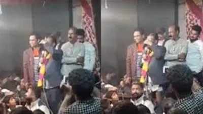 سقوط سروال سياسي أثناء إلقائه خطابا أمام مؤيديه بالهند (فيديو)