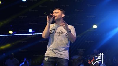 حسام حبيب يغني أمام 