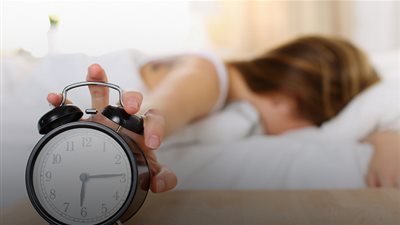 دراسة.. الاستيقاظ بصوت المنبه خطر على الصحة