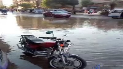 عاجل.. انفجار ماسورة مياه 12 بوصة في مدينة الأقصر (صور)