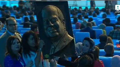 حضور منتدى شباب العالم يرفعون صورة مجسمة للرئيس السيسي