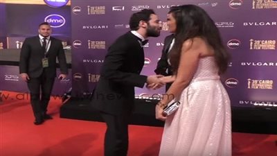 أول تعليق لـ مي عمر على واقعة احراجها كريم قاسم بعد محاولته تقبيلها في مهرجان الجونة