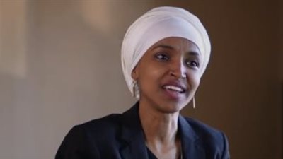 أصولها صومالية.. من هي إلهان عمر الفائزة بمقعد في الكونجرس الأمريكي؟