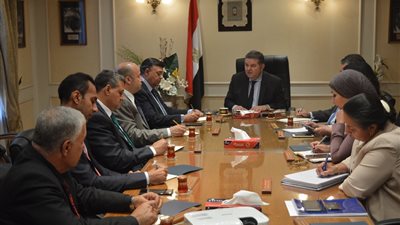وزير قطاع الأعمال يستعرض الخطوط الأولية لتطوير الشركة القابضة للتأمين