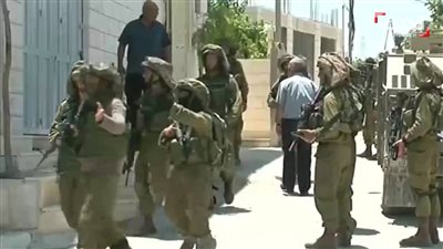 الاحتلال الإسرائيلي يحاصر منزل مهاجم 