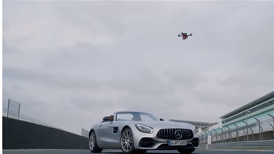 شاهد.. سباق مثير بين سيارة مرسيدس 