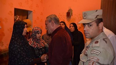 محافظ الإسماعيلية يقدم واجب العزاء لأسرة شهيد سيناء