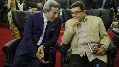 حوار جانبي مُثير بين محمود سعد وسمير صبري بعزاء حمدي قنديل (صور)