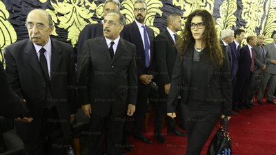 استمرار توافد الإعلاميين والفنانين لعزاء حمدي قنديل (صور)