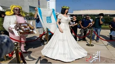 نحات إسرائيلي ينصب تمثالا ساخرا لوزيرة الثقافة في ساحة بتل أبيب