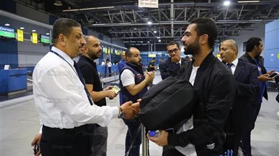 جماهير الأهلي تهتف لأحمد فتحي في مطار القاهرة قبل السفر لتونس (فيديو)