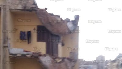 إصابة شخصين وتهشم سيارة في انهيار جزئي لـ