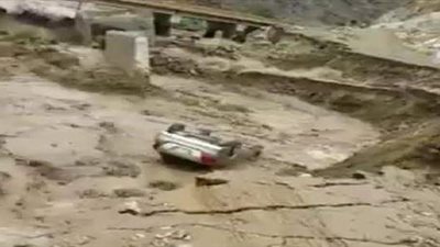 صدى- السعودية | غرق سيارة في مياه السيل أمام صاحبها (فيديو)