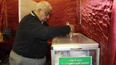 أسامة الشيخ يدلي بصوته في الصناديق الانتخابية لعليا الوفد (صور)