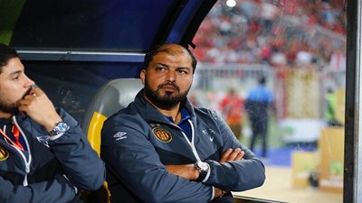 معين الشعباني يبكي على الهواء بعد التتويج بدوري الأبطال الإفريقي