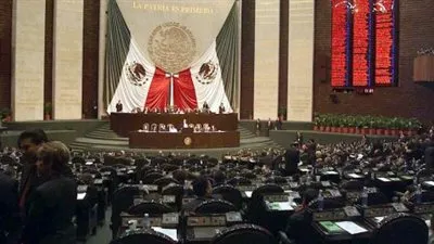 شاهد.. انهيار برلمانية مكسيكية خلال جلسة علنية بعد تلقيها نبأ مقتل ابنتها