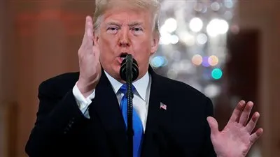 ترامب يهدد المسؤولين عن حرائق الغابات في كاليفورنيا