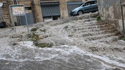 العثور على 4 إسرائيليين وفقدان اثنين اخرين في سيول الأردن