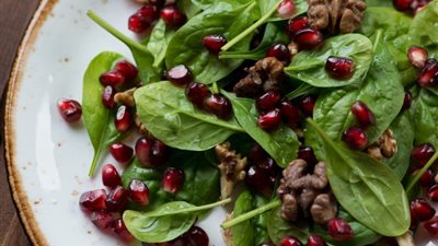 مكونات سلطة الجرجير بالرمان 