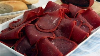 ضبط طن بسطرمة منتهية الصلاحية بالإسكندرية