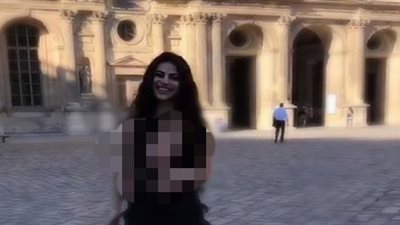 منع عارضة من دخول متحف اللوفر بفرنسا بسبب ملابسها