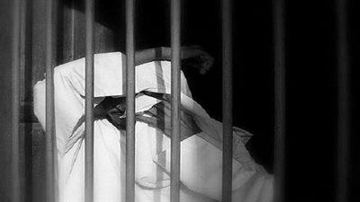 اغتصاب سيدة على يد زوجها وأصدقائه