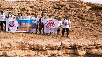 الزلفي تحتضن نشاط الهايكنج.. وفريق المشاة يرفعون هذه العبارة فوق جبل طويق