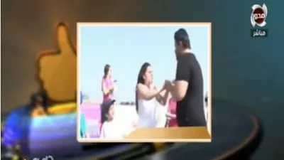 شاهد.. رجل يهين زوجته في احتفال للمرأة