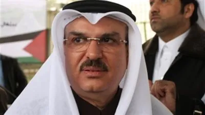 10 فصائل تقاطع لقاء سفير قطر في غزة ومتظاهرون يرشقونه بالحجارة