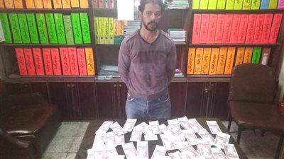 ضبط سائق يتجار بالعملات المزورة بعد تلقيه 