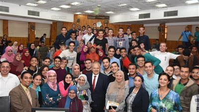 رئيس جامعة القاهرة يتفقد سير المرحلة الأولى لانتخابات اتحاد الطلاب (صور)