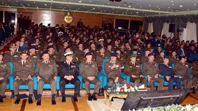 وزير الدفاع يشهد مناقشة بحث 