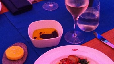 زبائن يعثرون على شيء غير متوقع داخل وجبة طعام بالصين (فيديو)