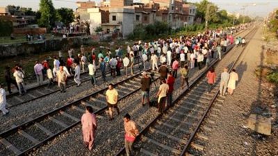 قطار يدهس عشرات الأشخاص في أندونيسيا (فيديو)