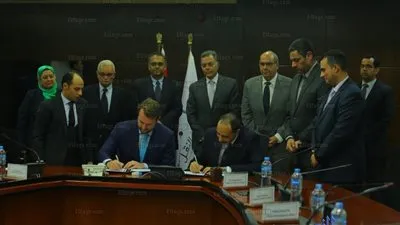وزير النقل يشهد توقيع مذكرة تفاهم بين هيئة ميناء الإسكندرية وشركة CDR الهولندية (صور)